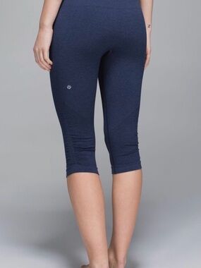 Lululemon In the Flow Crop II Size 6 in Heathered Deep Navy
